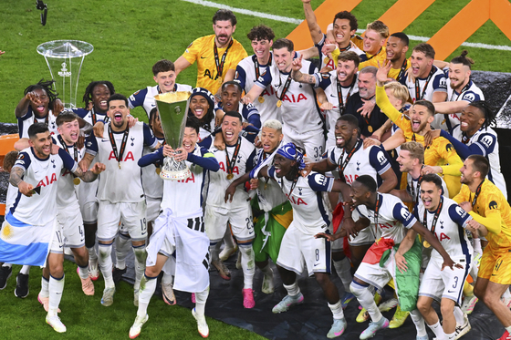 Tottenham's Son Heung-min raises the Europa League trophy after the final between Tottenham Hotspur and Manchester United at San Mames Stadium in Bilbao, Spain, on May 21, 2025. [AP/YONHAP]