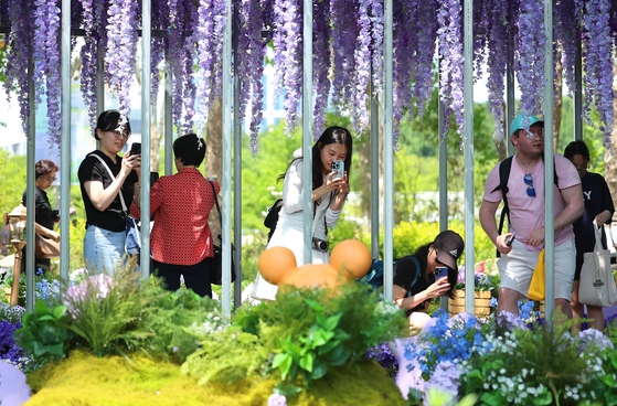 People visit the Seoul International Garden Show at Boramae Park in Dongjak District, southern Seoul, on May 22. [YONHAP]