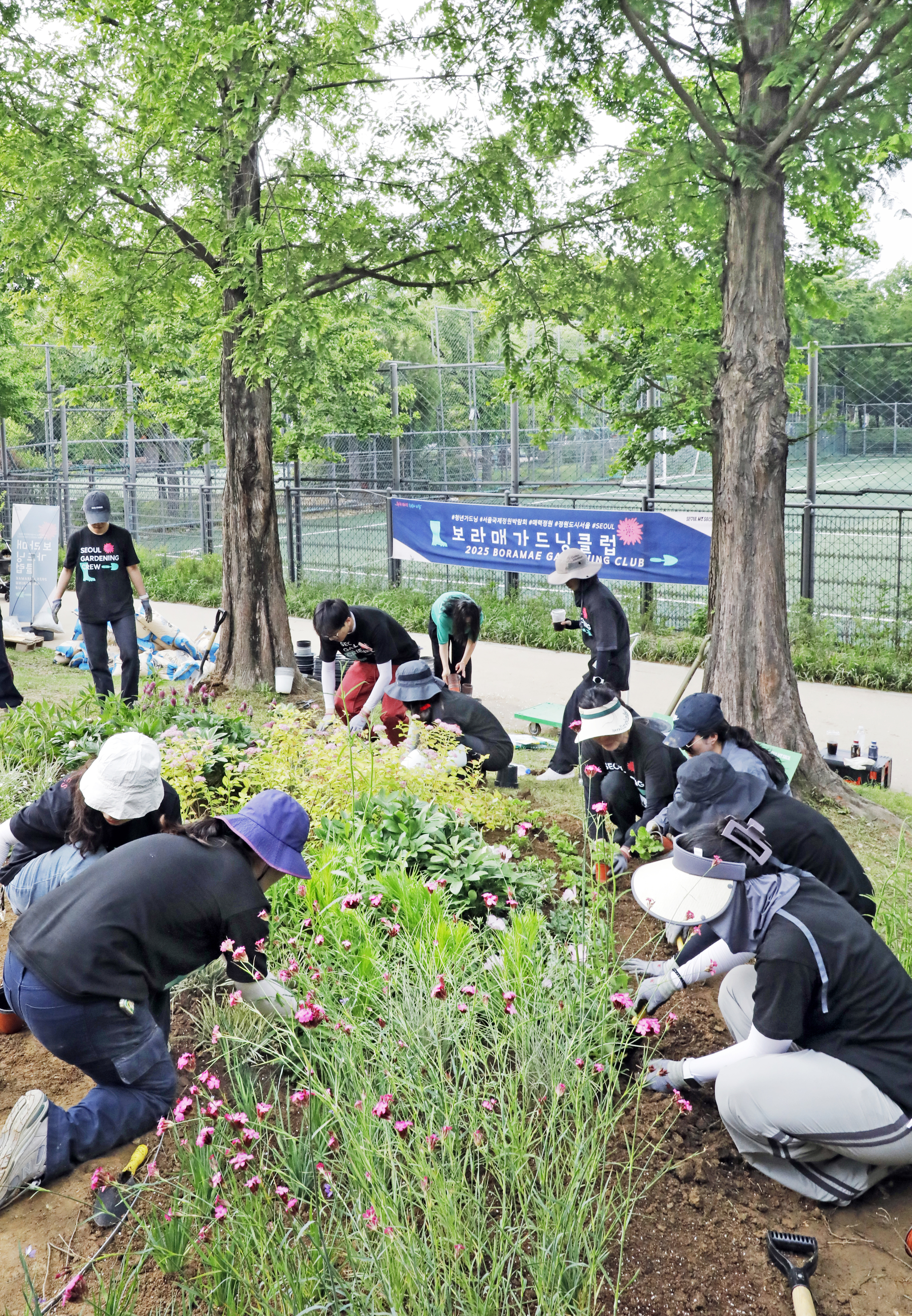 Gardening club members create a garden at Boramae Park in Dongjak District, southern Seoul, as part of a city-run gardening club activity on May 21. [PARK SANG-MOON]