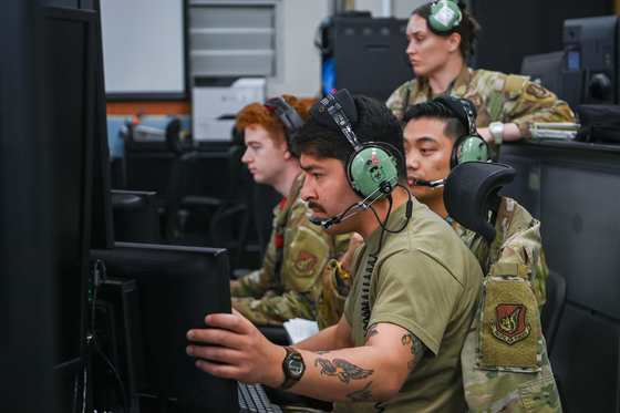 The Korea Air and Space Operations Center (KAOC) conducts a simulation of air threats over the Korean Peninsula at Osan Air Base in Pyeongtaek, Gyeonggi, on May 21. [AIR FORCE]
