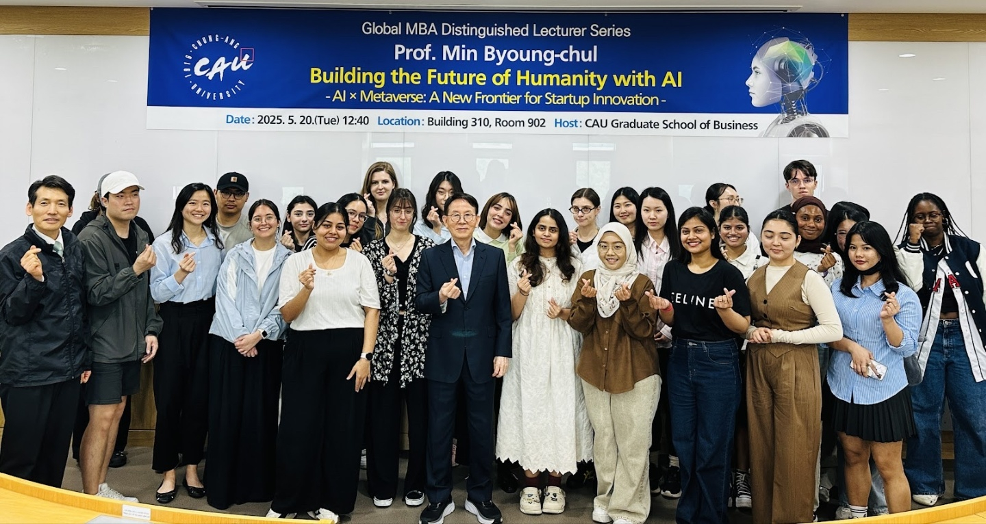 Min Byoung-chul, center, and international students from Chung-Ang University's Graduate School of Business pose for a photograph on the school's campus in southern Seoul on May 20. [SUNFULL FOUNDATION]