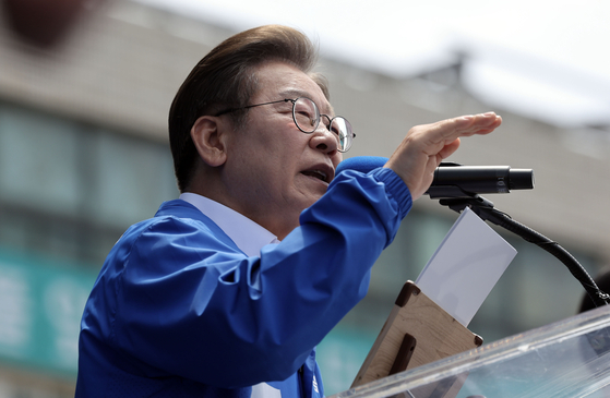 Democratic Party presidential candidate Lee Jae-myung gives a speech while campaigning in Jeju on May 22. [JOONGANG ILBO]