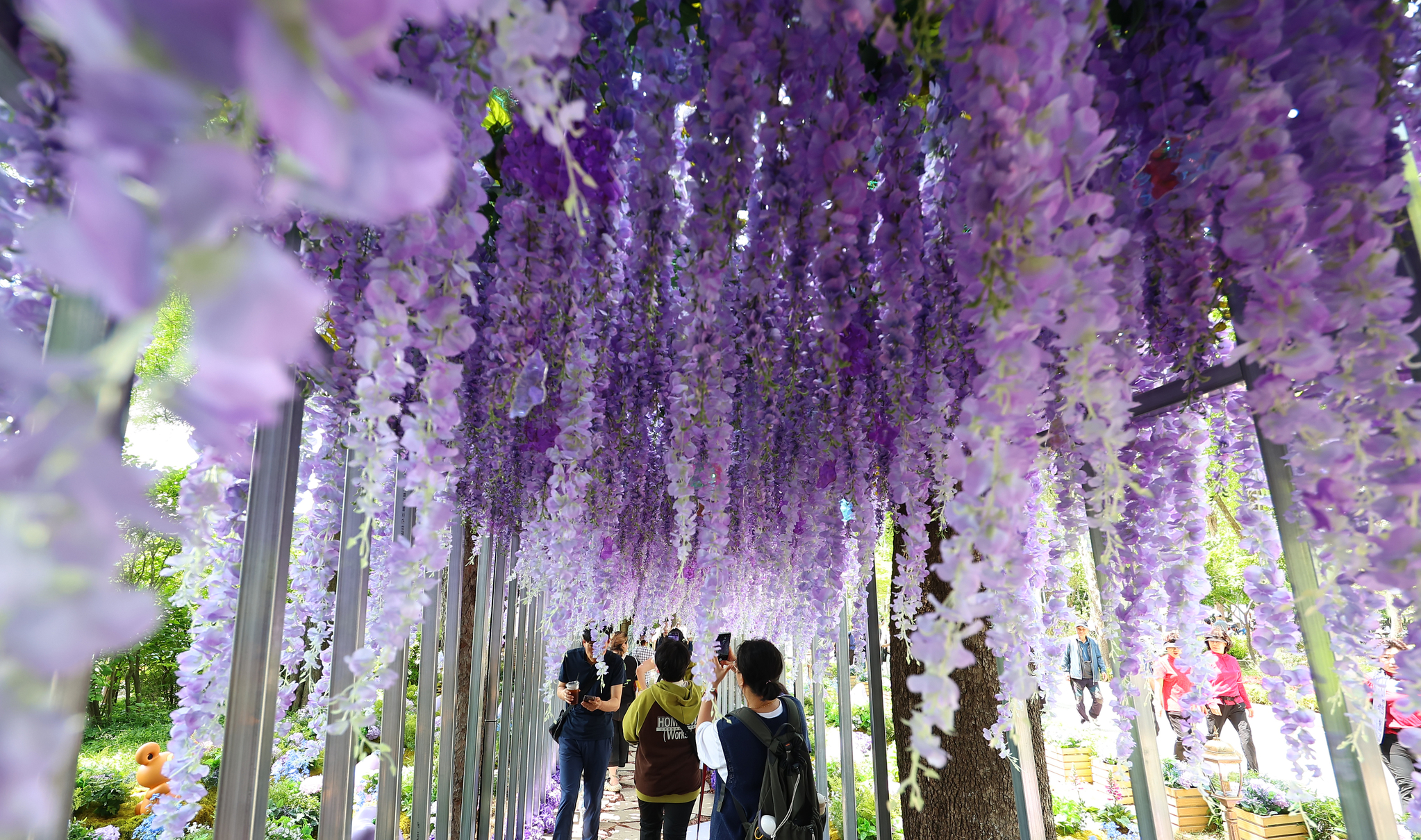 People visit the Seoul International Garden Show at Boramae Park in Dongjak District, southern Seoul, on May 22. [YONHAP] 