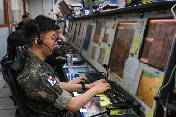 The Korea Air and Space Operations Center (KAOC) conducts a simulation of air threats over the Korean Peninsula at Osan Air Base in Pyeongtaek, Gyeonggi, on May 21. [AIR FORCE]