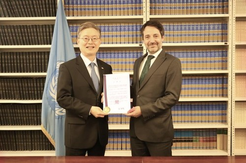 Korean Ambassador to the UN Hwang Joon-kook deposits an instrument of ratification for the Biodiversity Beyond National Jurisdiction agreement (BBNJ) to the office of the UN secretary-general in New York on March 19. [YONHAP] 