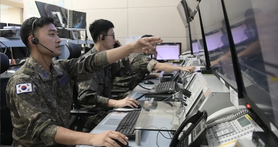 The Korea Air and Space Operations Center (KAOC) conducts a simulation of air threats over the Korean Peninsula at Osan Air Base in Pyeongtaek, Gyeonggi, on May 21. [AIR FORCE]