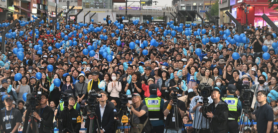 Supporters of Democratic Party presidential candidate Lee Jae-myung hold blue balloons and show support in Gimpo, Gyeonggi, on May 20. [KIM SEONG-RYONG] 
