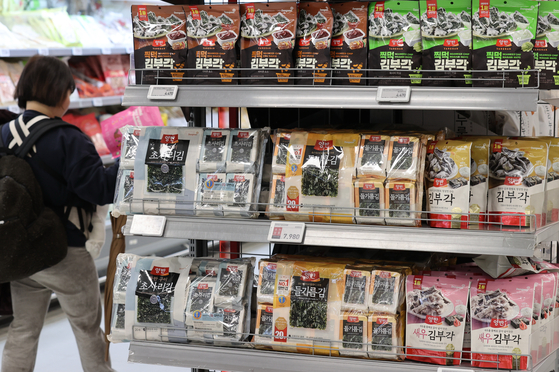 Packages of dried seaweed are arranged in a supermarket in Seoul on March 4. [YONHAP]