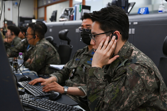The Korea Air and Space Operations Center (KAOC) conducts a simulation of air threats over the Korean Peninsula at Osan Air Base in Pyeongtaek, Gyeonggi, on May 21. [AIR FORCE]