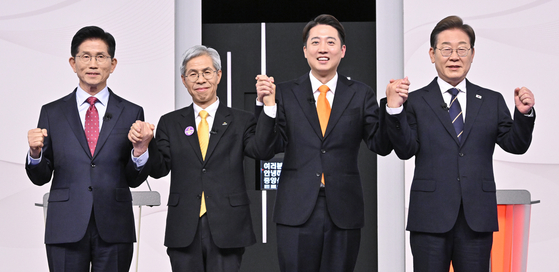 From left to right: Kim Moon-soo of the People Power Party, Kwon Young-gook of the minor Korean Democratic Labor Party, Lee Jun-seok of the minor Reform Party and Lee Jae-myung of the Democratic Party pose for a photo ahead of their first televised debate on May 18. [YONHAP]