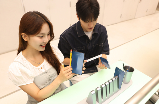 A visitor of a Samsung store in Gangnam District, southern Seoul, tries out the Galaxy S25 Edge. [SAMSUNG ELECTRONICS] 
