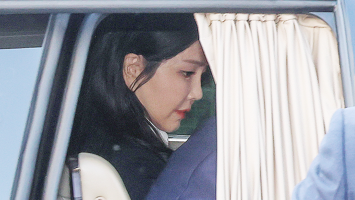 Former first lady Kim Keon Hee is seen leaving the presidential residence in Yongsan District, central Seoul on April 11. [JOONGANG ILBO]