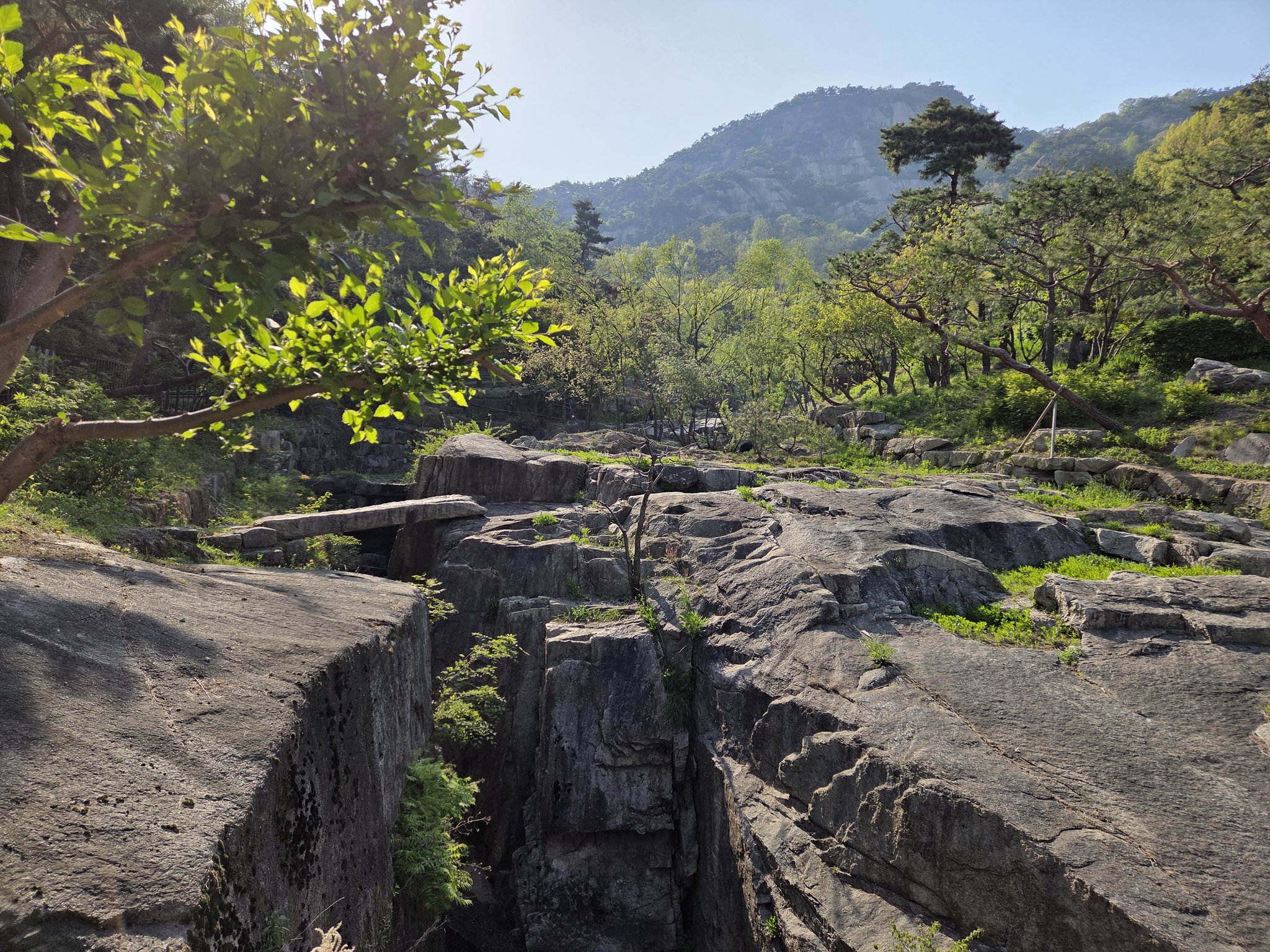 Among the sites depicted in Jeong Seon’s ″Jangdongpalgyeongcheop,″ Suseong-dong Valley most closely matches his original painting, and for good reason. The site was restored based on Jeong Seon's artwork. [MOON SO-YOUNG]