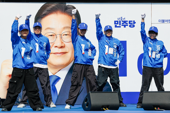 Campaigners of Democratic Party presidential candidate Lee Jae-myung dance as part of the campaign in Jung District, central Seoul, on May 12. [YONHAP] 
