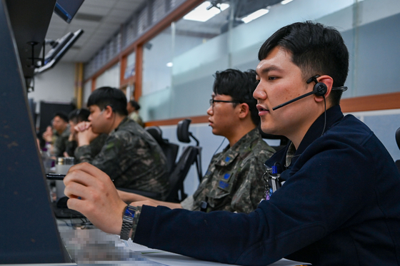 The Korea Air and Space Operations Center (KAOC) conducts a simulation of air threats over the Korean Peninsula at Osan Air Base in Pyeongtaek, Gyeonggi, on May 21. [AIR FORCE]