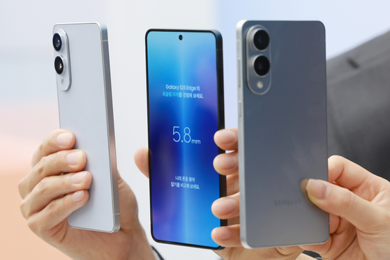 Samsung Electronics' new Galaxy S25 Edge smartphone, featuring an ultra-slim design, advanced camera technology and artificial intelligence (AI) is being shown at a venue in Gangnam District, southern Seoul on May 13. [YONHAP]