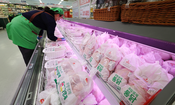 Chicken is on sale at a large supermarket in Seoul on Jan. 23. [NEWS1] 