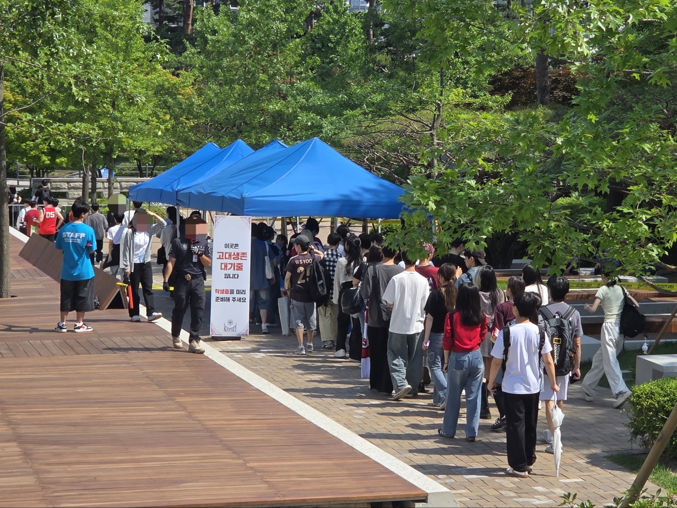 Students line up to enter Korea University's student zone at its festval on May 22. [JOONGANG ILBO]