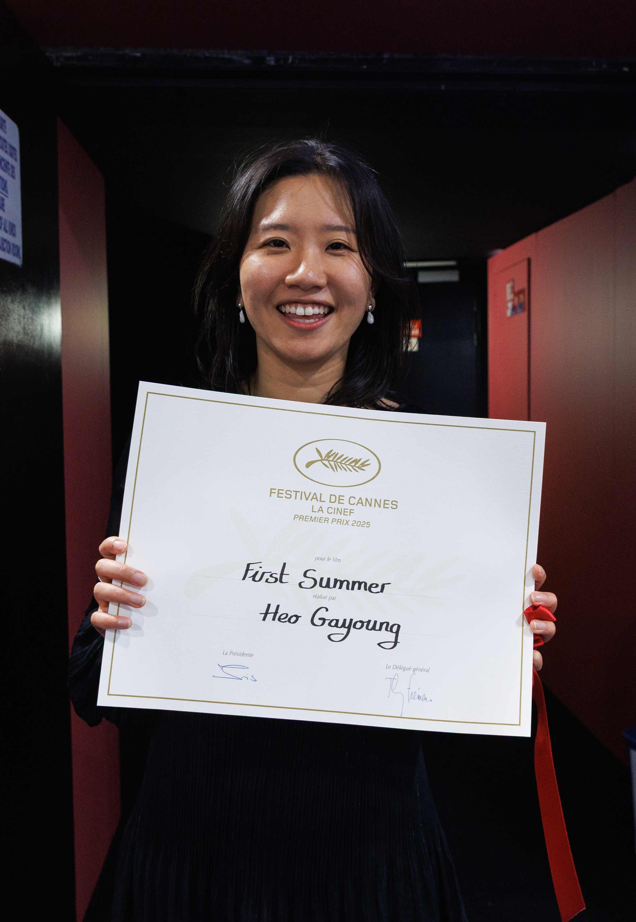 Heo Ga-young holds her award after winning the First Prize in the La Cinef section of this year's Cannes Film Festival on May 22 [NEWS1] 