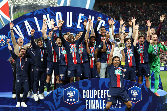 Paris Saint-Germain celebrate winning the French Cup at Stade de France in Saint-Denis, France, on May 24. [AFP/YONHAP] 
