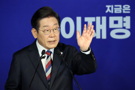  Lee Jae-myung, presidential candidate of the Democratic Party, speaks during a press conference at the party’s headquarters in Yeouido, western Seoul, on May 25. [JOONGANG ILBO]