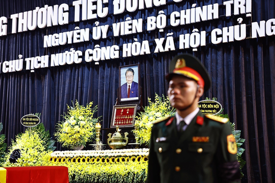 A respect-paying ceremony for former Vietnamese President Tran Duc Luong takes place in Hanoi, Vietnam, on May 24. [XINHUA/YONHAP] 