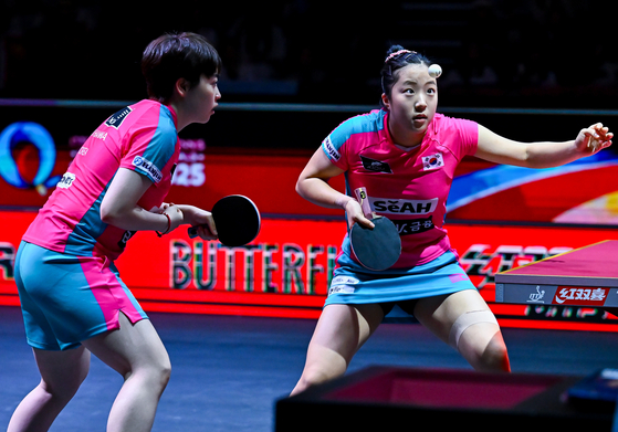 Shin Yu-bin, right, and Ryu Han-na in action against Sofia Polcanova of Austria and Bernadette Szocs of Romania during the women's doubles semifinal at the ITTF World Table Tennis Championships in Qatar on May 24. [EPA/YONHAP]