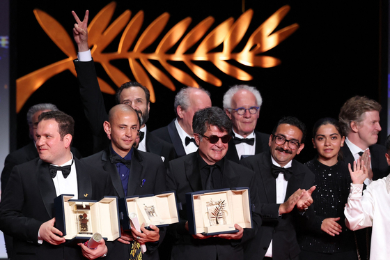 From front left: Iraqi director Hasan Hadi and winner the Camera d'Or prize for the film ″The President's cake″, Palestinian director Tawfeek Barhom and winner the Short Film Prize for the film ″Im glad you are dead″, Iranian director and screenwriter and producer Jafar Panahi and winner of the Palme d'Or for the film ″Un simple accident,″ Iranian actor Vahid Mobasseri and Iranian actress Hadis Pakbaten pose for a picture during the closing ceremony at the 78th edition of the Cannes Film Festival in Cannes, France on May 24. [AFP/YONHAP] 