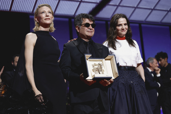 Director Jafar Panahi, Palme d'Or award winner for the film ″Un simple accident,″ center, poses with Juliette Binoche, Jury President of the 78th Cannes Film Festival and Cate Blanchett during the closing ceremony of the 78th Cannes Film Festival in Cannes, France on May 24. [REUTERS/YONHAP]