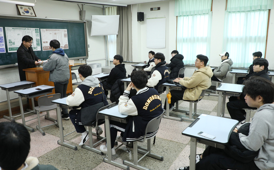 Students at a high school in Jongno District, central Seoul, receive their report cards on Dec. 6, 2024. [NEWS1]