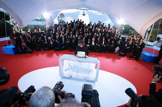 Iranian filmmaker Jafar Panahi poses during the winners' photocall after receiving the Palme d'Or for 'Un simple accident' at the closing and awards ceremony of the 78th annual Cannes Film Festival, in Cannes, France on May 24. [EPA/YONHAP]  