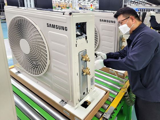 Samsung Electronics runs its air conditioner production line at full capacity on April 2 to meet rising demand. [NEWS1] 