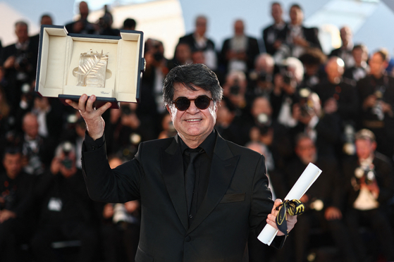 Director Jafar Panahi, Palme d'Or award winner for the film ″Un simple accident″ poses during a photocall after the closing ceremony of the 78th Cannes Film Festival in Cannes, France on May 24. [REUTERS/YONHAP]