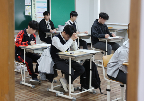 High school students at a school in Busan prepare for an exam on March 26. [YONHAP] 