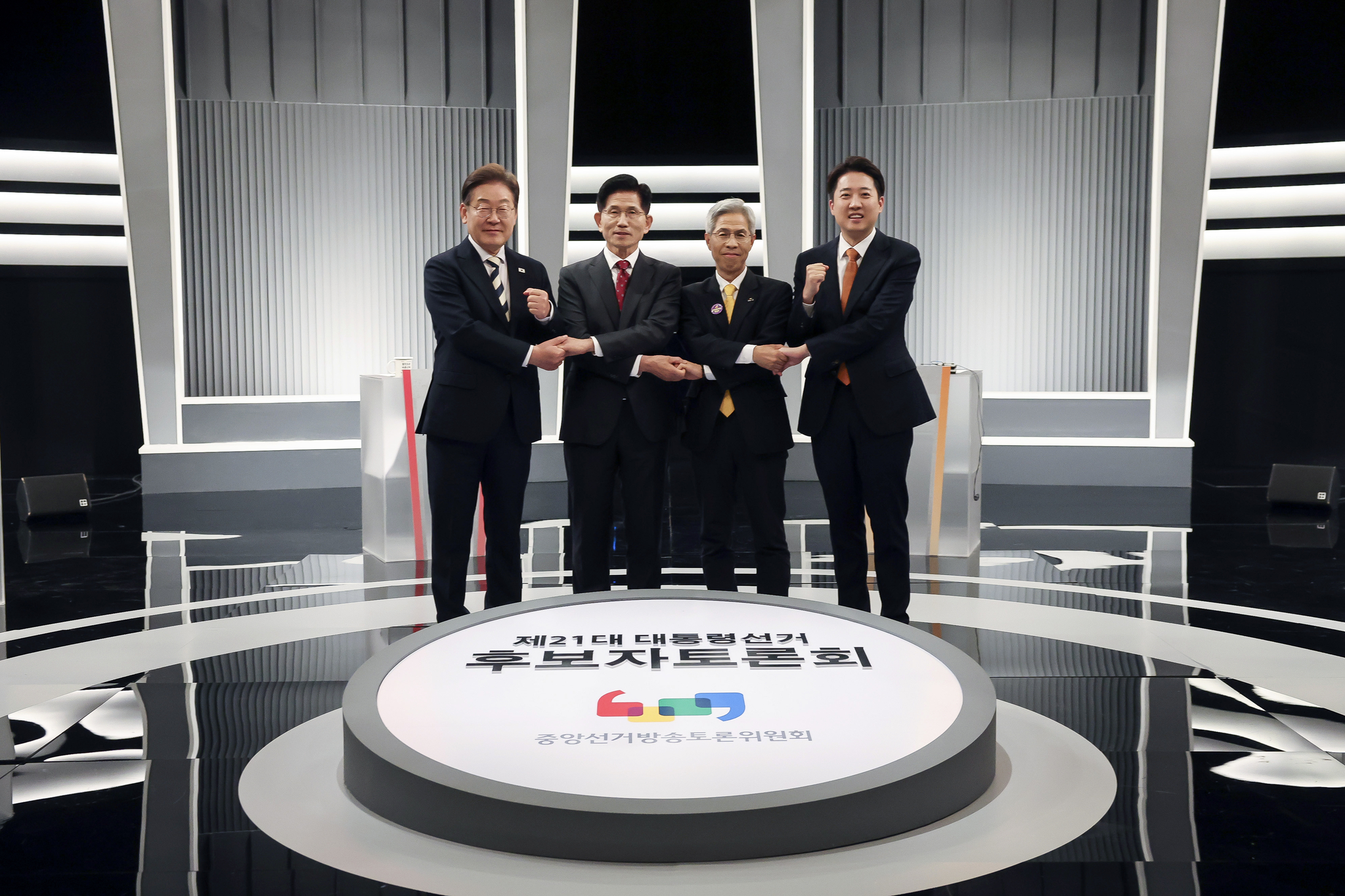 Presidential candidates pose for a photo ahead of the second televised presidential debate at the KBS studio in Yeongdeungpo District, western Seoul on May 23. [JOINT PRESS CORPS]