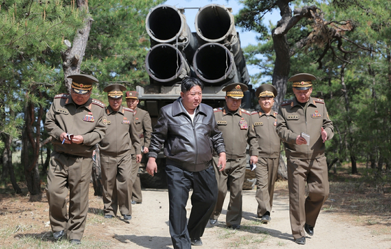 North Korean leader Kim Jong-un, center, oversees a joint strike drill involving long-range artillery and missile systems on May 8. [RODONG SINMUN/YONHAP]