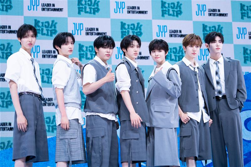 Boy band KickFlip poses for photos during a showcase held on May 26 at Yes24 Live Hall in eastern Seoul for the release of its second EP “Kick Out, Flip Now!” [DANIELA GONZALEZ PEREZ]