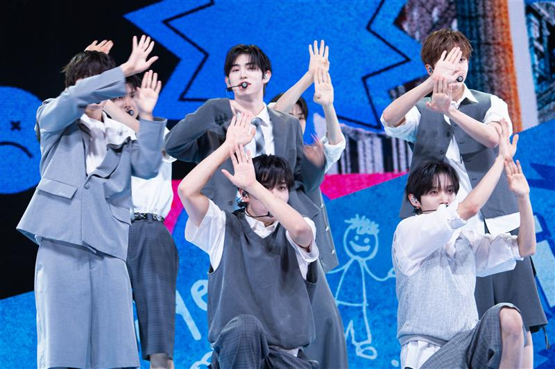 Boy band KickFlip performs B-side track ″Skip It!″ during a showcase held on May 26 at Yes24 Live Hall in eastern Seoul for the release of its second EP “Kick Out, Flip Now!” [DANIELA GONZALEZ PEREZ]