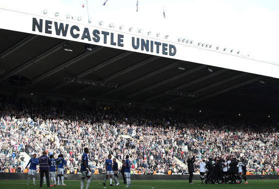 General view of Newcastle United players celebrating at the end of the match after qualifying for the Champions League at St James' Park in Newcastle on May 25. [REUTERS/YONHAP]