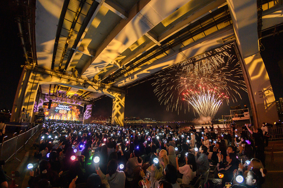 Boy band Seventeen holds its “B-Day Party: Burst Stage” event at the Jamsu Bridge over the Han River on May 25 to celebrate the band's 10th anniversary of debut. [PLEDIS ENTERTAINMENT]