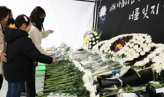 Mourners pay respects to Kim Ha-neul, a student who was murdered by an elementary school teacher at a school in Daejeon on Feb. 13. [YONHAP] 