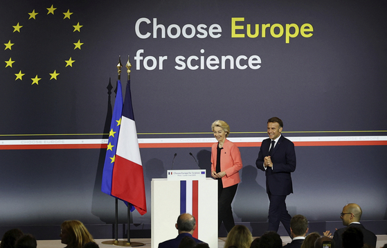 French President Emmanuel Macron and European Commission President Ursula Von der Leyen attend the ″Choose Europe for Science″ event at the Sorbonne University in Paris on May 5. [AP/YONHAP]