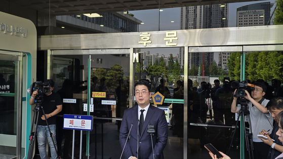 Attorney Kim Sang-nam from YK Law Firm, representing Kim Ha-neul's family, speaks before the first trial of Kim's alleged killer Myeong Jae-wan in front of Daejeon District Court in Daejeon on May 26. [JOONGANG ILBO]