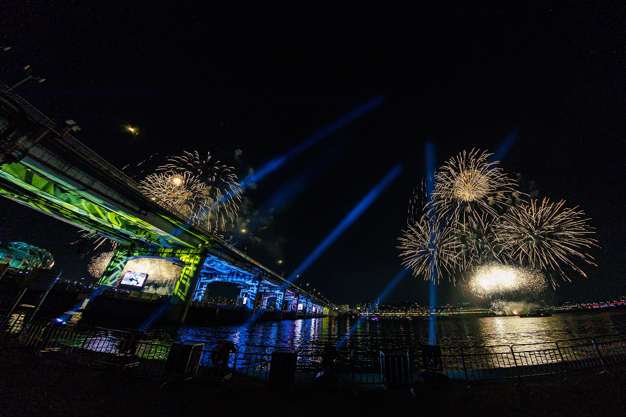 Boy band Seventeen holds its “B-Day Party: Burst Stage” event at the Jamsu Bridge over the Han River on May 25 to celebrate the band's 10th anniversary of debut. [PLEDIS ENTERTAINMENT]