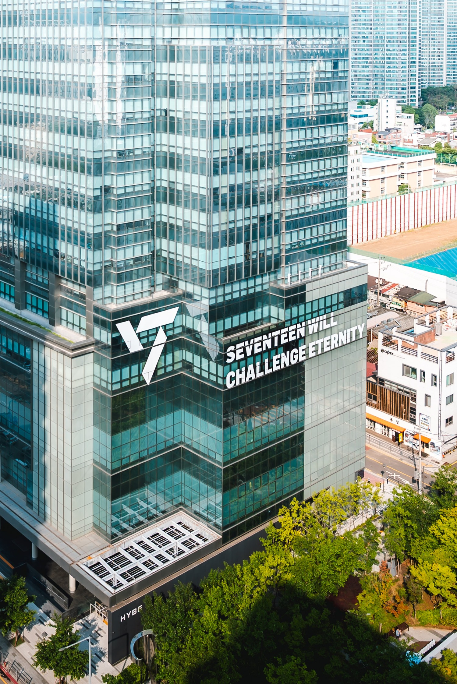 Boy band Seventeen is celebrating the10th anniversary since its debut by decorating the HYBE headquarters in Yongsan District, central Seoul. [PLEDIS ENTERTAINMENT]