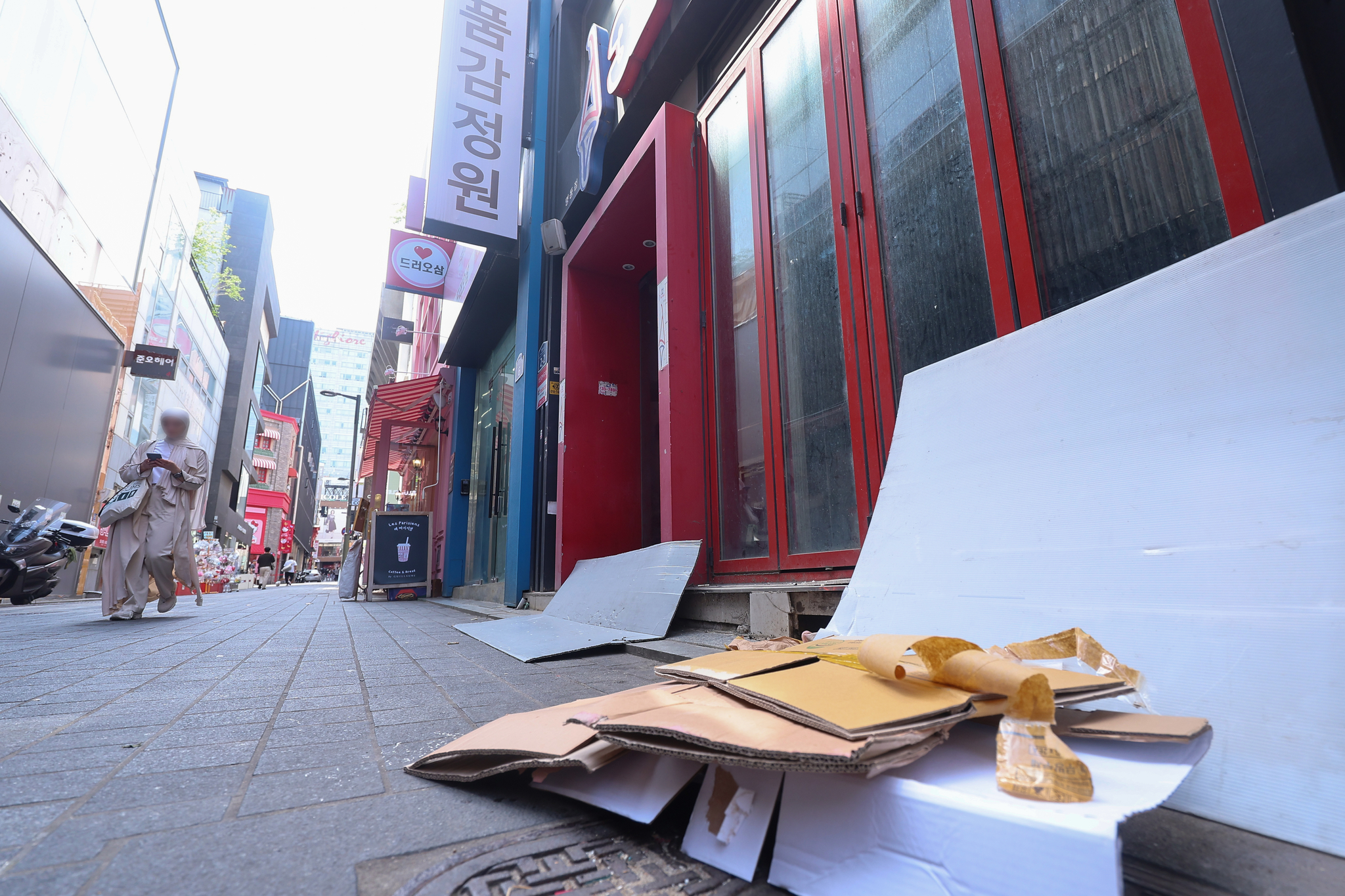 A vacant storefront stands on a street in central Seoul on May 18. [YONHAP]