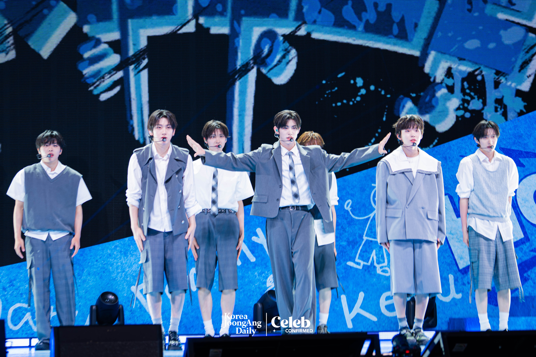 Boy band KickFlip performs lead track “Freeze” during a showcase for the release of its second EP, “Kick Out, Flip Now!” at Yes24 Live Hall in eastern Seoul on May 26. [DANIELA GONZALEZ PEREZ]