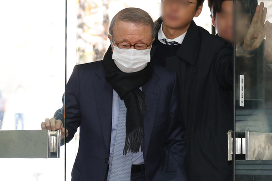 Hong Won-sik, former chairman of Namyang Dairy Products, appears at the Seoul Central District Court in Seocho District, southern Seoul, on Nov. 28, 2024 for a pretrial detention hearing. [NEWS1]