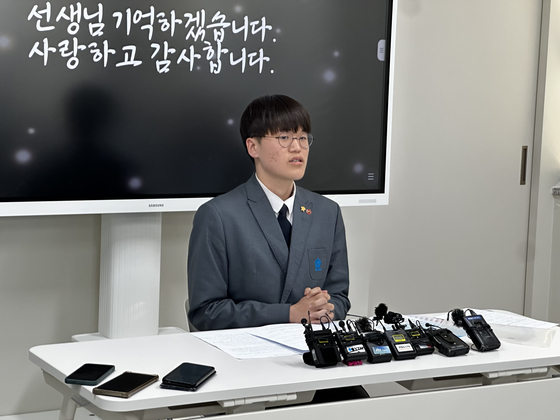 Choi Hyeong-jun, a 17-year-old second-year student at Ohyeon High School in Jeju, speaks at a press conference held on May 26 in Jeju. [JOONGANG ILBO]