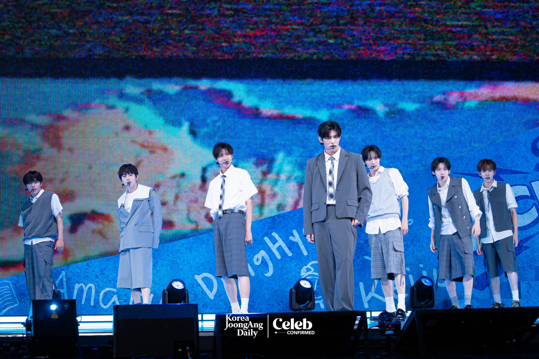 Boy band KickFlip performs lead track “Freeze” during a showcase for the release of its second EP, “Kick Out, Flip Now!” at Yes24 Live Hall in eastern Seoul on May 26. [DANIELA GONZALEZ PEREZ]